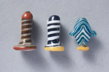 Dwa szklane kolczyki i jeden amulet serca Ib (szkło)